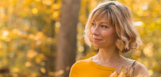 To będzie najmodniejszy kolor włosów jesienią 2024. Odmładza nawet o 10 lat. Gwiazdy już podążają tym trendem
