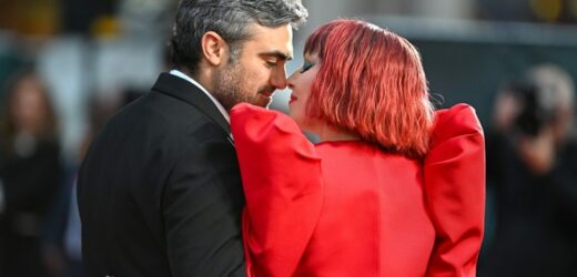 Lady Gaga znów zachwyciła spektakularną stylizacją. Pozowała u boku narzeczonego. Jak się poznali?