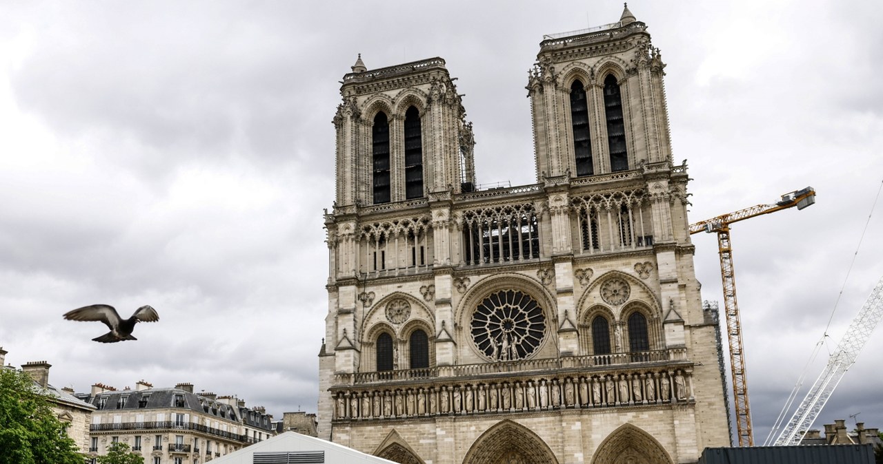 Macron zakazał fotografowania wnętrza katedry Notre-Dame? We Francji zawrzało