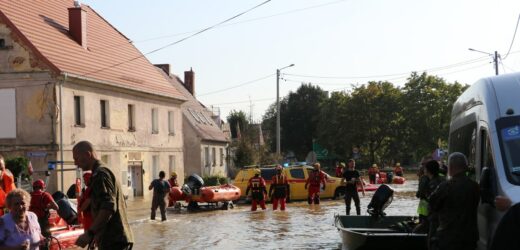 Oszukiwali powodzian, oferując im darmowe laptopy. Są już w rękach policji