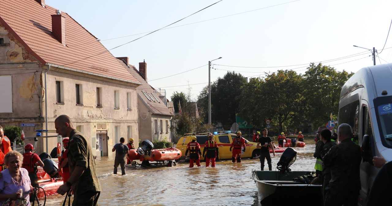 Oszukiwali powodzian, oferując im darmowe laptopy. Są już w rękach policji