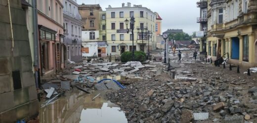 Nadzwyczajne posiedzenie rządu ws. powodzi. Policja: 9 ofiar wielkiej wody