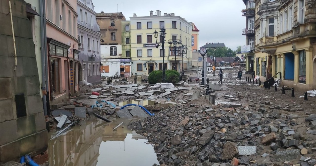 Nadzwyczajne posiedzenie rządu ws. powodzi. Policja: 9 ofiar wielkiej wody