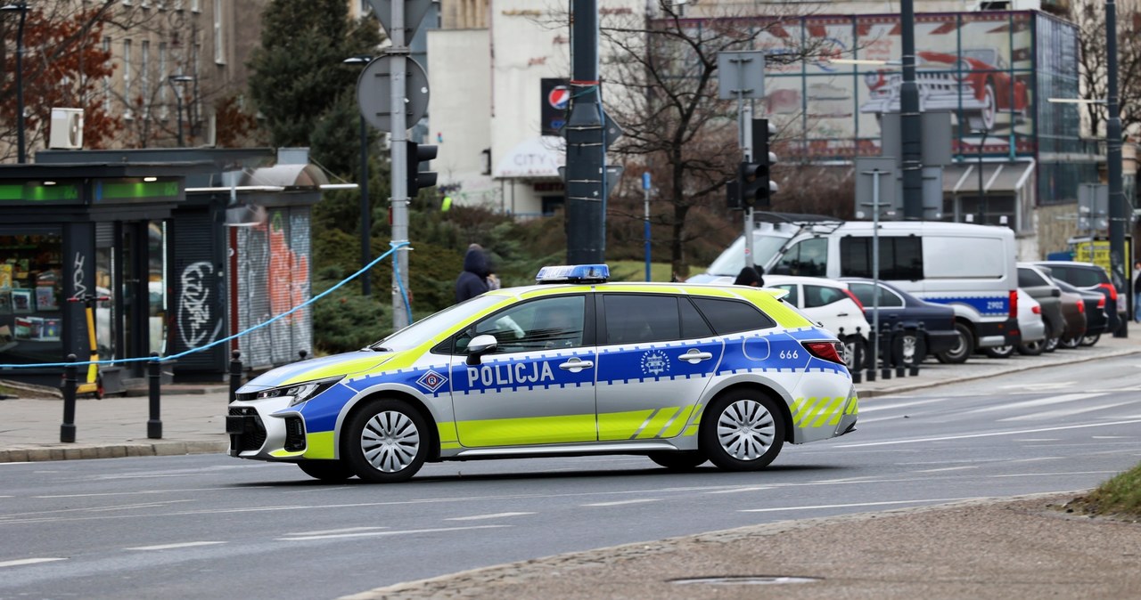 ​Brutalny atak na 90-letnią kobietę na przystanku w Warszawie