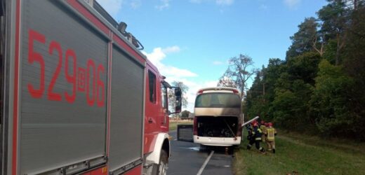 Autokar wiózł 35 pasażerów. W komorze silnika wybuchł pożar