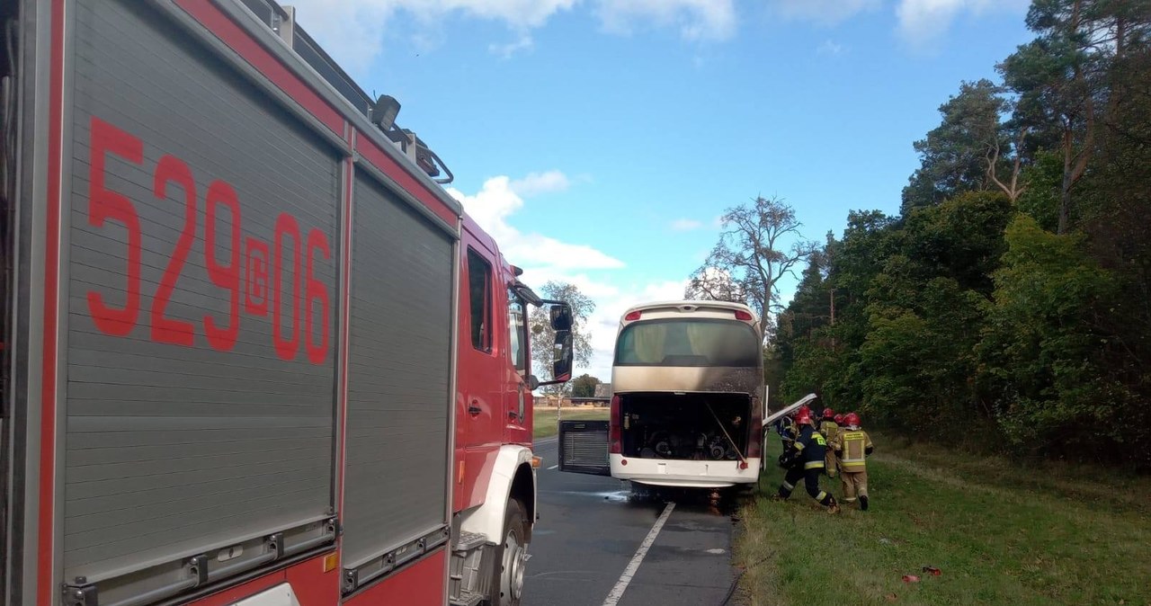 Autokar wiózł 35 pasażerów. W komorze silnika wybuchł pożar