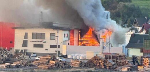 Kłęby dymu nad Jordanowem. Płonął tartak