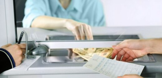 Wypłacasz dużą gotówkę w banku? Twoje konto może zostać zablokowane na kilkanaście godzin