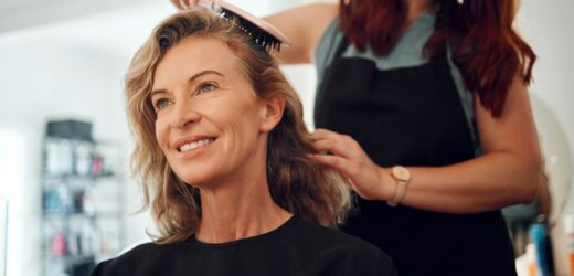 Najlepsze uczesania dla dojrzałych kobiet. Styliści wymieniają kilka hitów