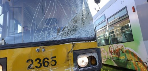 Łódź: Tramwaj zderzył się z dostawczakiem. Są poszkodowani