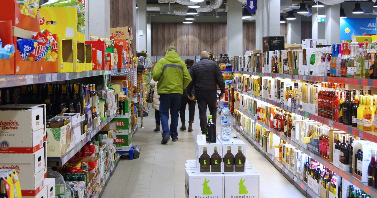 „Działaliśmy w sytuacji presji”. Rząd reaguje ws. saszetek z alkoholem