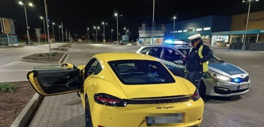 Jechał porsche bez uprawnień. Próbował zamienić się miejscami z dziewczyną