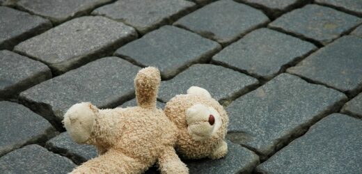 4-latka bez butów szła ulicą. Pomógł 18-latek