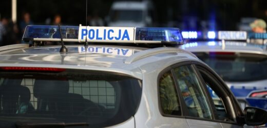 15-latek kupił auto, wsiadł za kierownicę i dachował