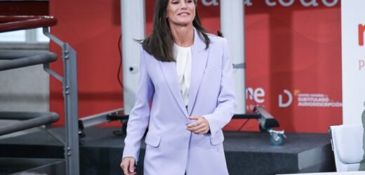 Królowa Letizia w pastelowym garniturze. Dla niej wciąż trwa lato