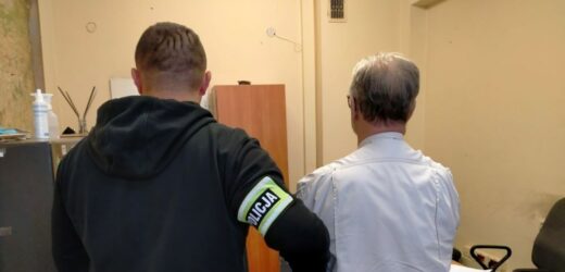 80-latek uszkodził 5 aut. Chciał ukarać ich właścicieli za „złe parkowanie”
