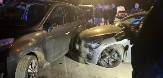 „Chciała przeparkować auto”. Po pijanemu staranowała 7 samochodów