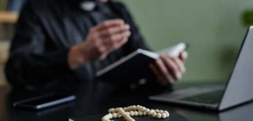 Przeszukanie w kurii sosnowieckiej. Śledczy zebrali wiele dokumentów