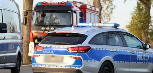Auto wjechało w pracującą koparkę. Są poszkodowani