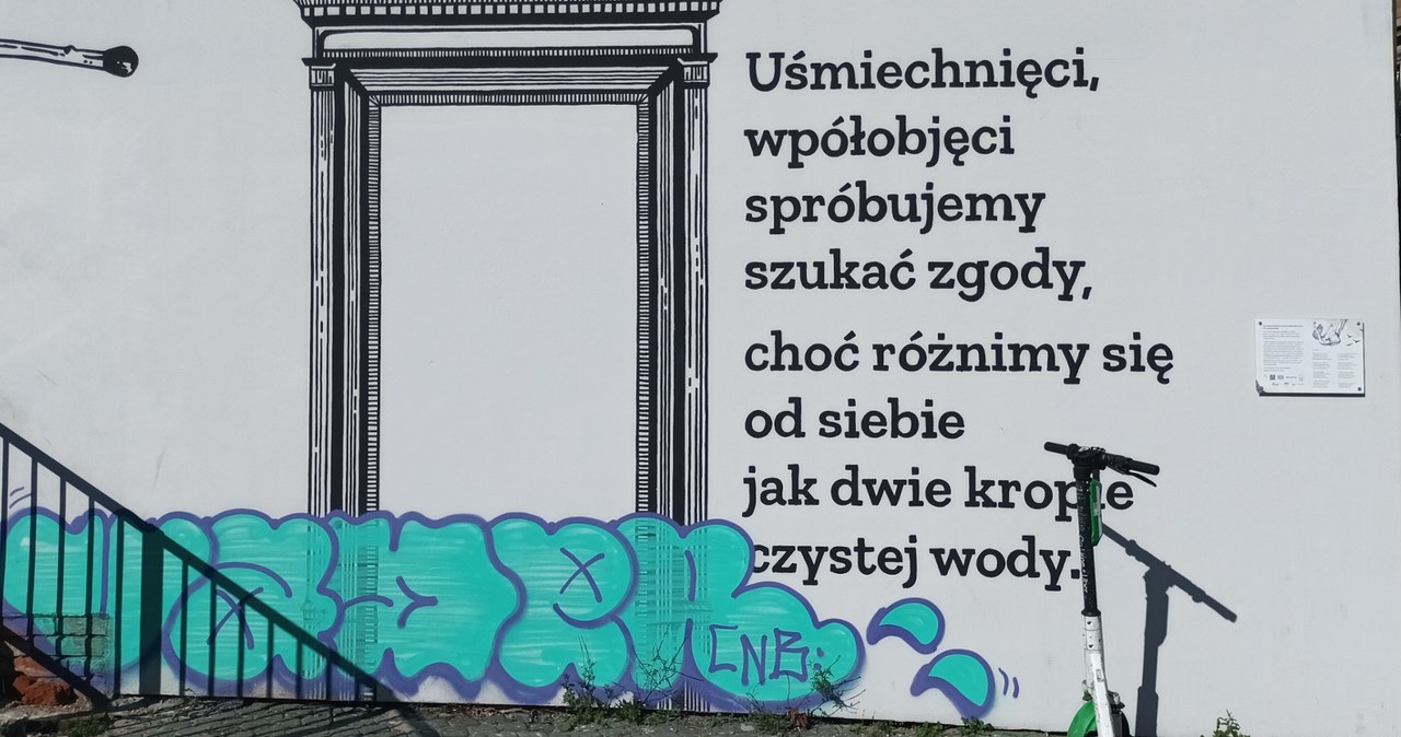 Bohomazy na muralu z wierszem Szymborskiej. Kraków chce walczyć z wandalami