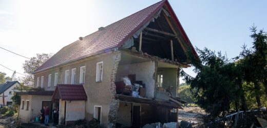 Opóźnienia w płatnościach, brak dokumentów. Powodzianie zgłaszają problemy