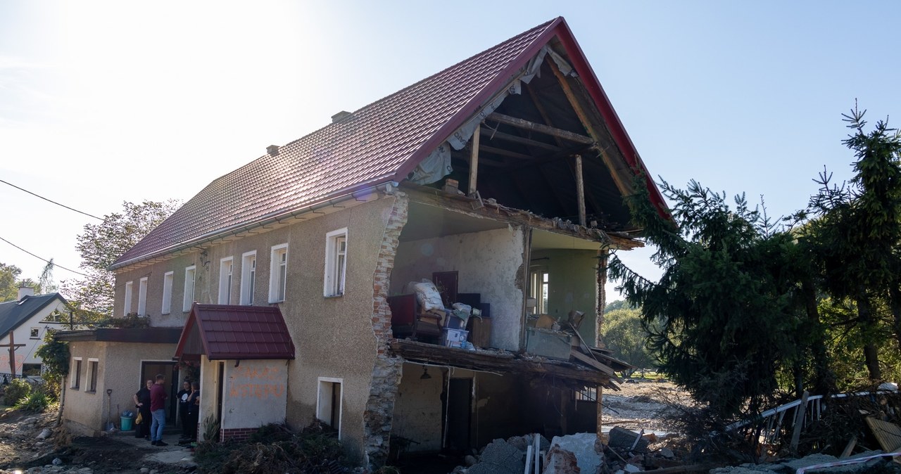 Opóźnienia w płatnościach, brak dokumentów. Powodzianie zgłaszają problemy