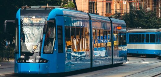 Zderzenie tramwaju z autokarem w Krakowie