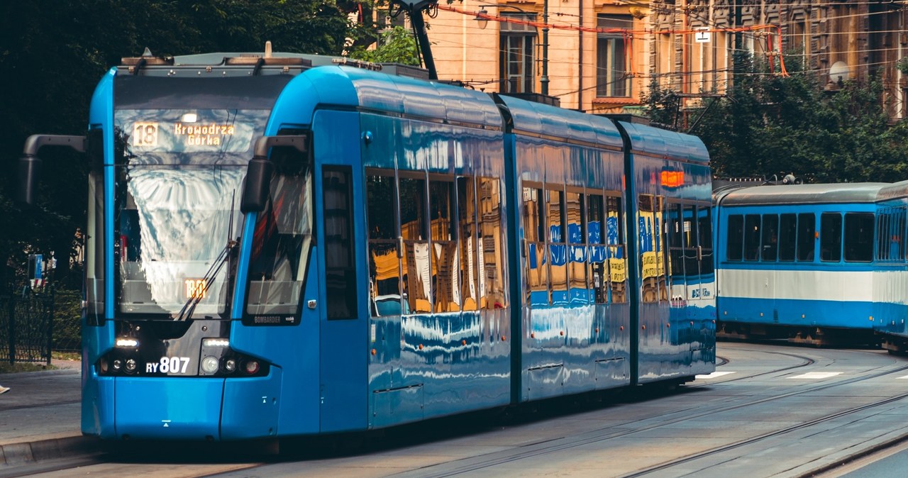 Zderzenie tramwaju z autokarem w Krakowie