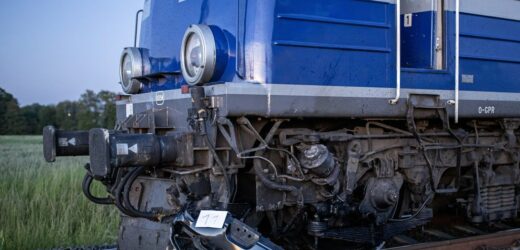 Małopolskie: Pociąg zderzył się z samochodem dostawczym