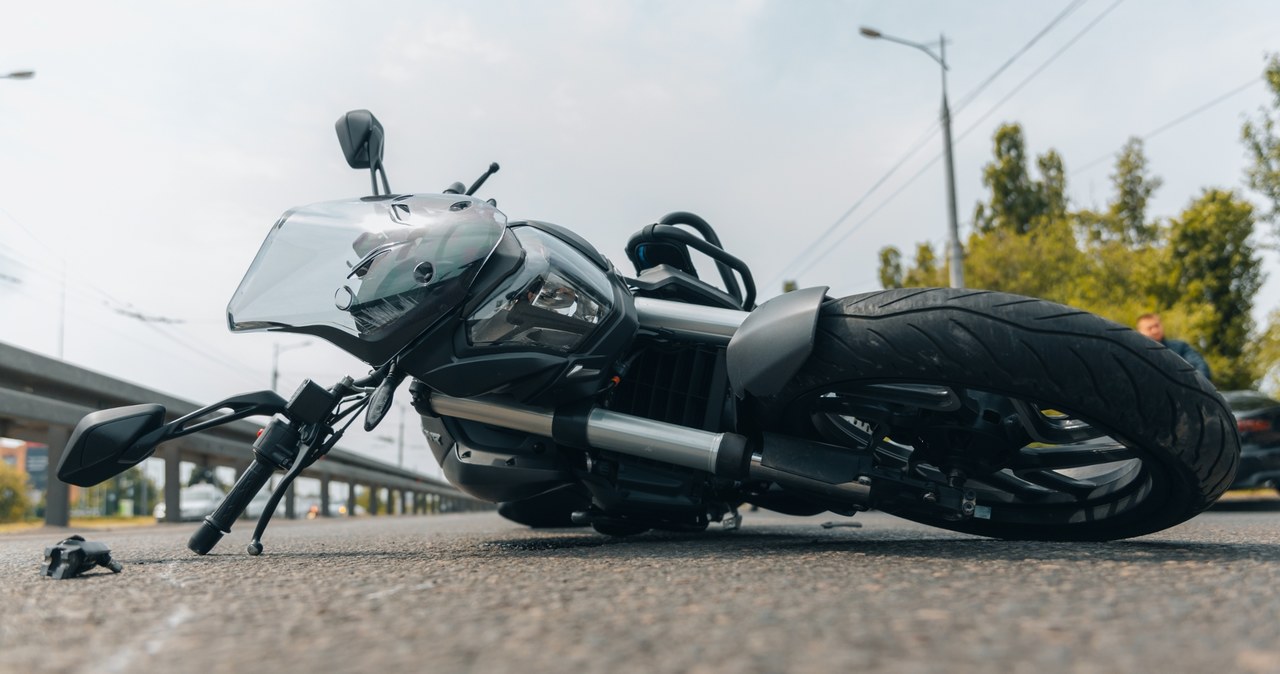 Śmiertelny wypadek na Śląsku. Motocyklista uderzył w barierki