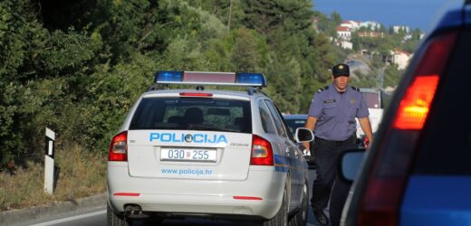 Spalone dokumenty i przemoc seksualna. Co się dzieje na granicy Chorwacji?