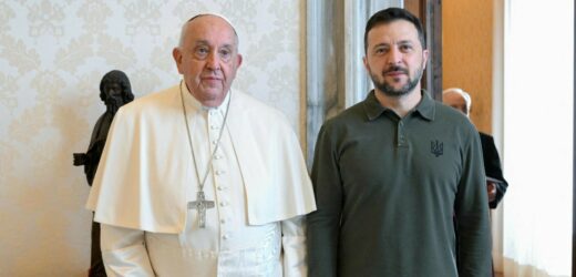 Zełenski w Watykanie wręczył papieżowi obraz o masakrze w Buczy