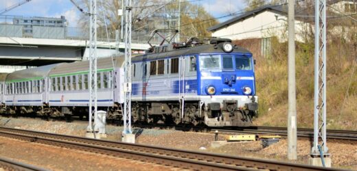 Śmierć na torach w Warszawie. Pociąg potrącił 75-latkę