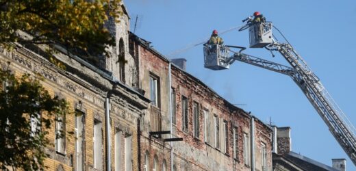Pożar opuszczonej kamienicy w Warszawie. Ponad 60 strażaków w akcji