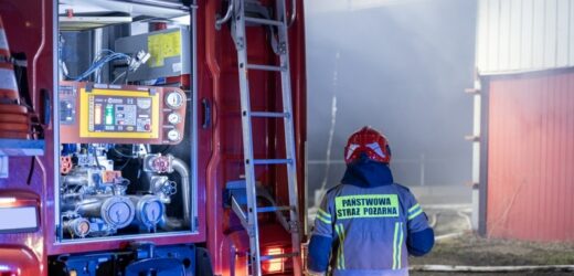 W halach są zbiorniki z olejem. Duży pożar koło Tomaszowa Mazowieckiego