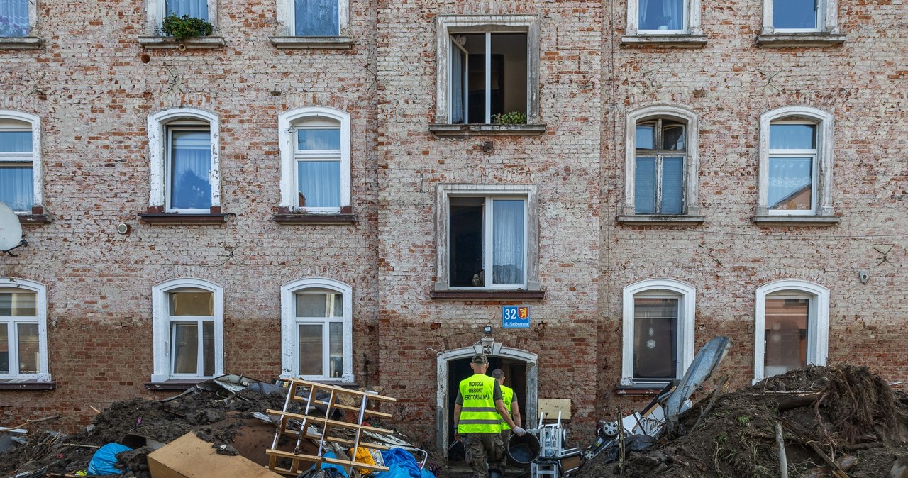 ​Żołnierze WOT sprzątali po powodzi, znaleźli worek z pieniędzmi