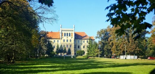 Jest jednym z najmniejszych miast w Małopolsce, a zaskakuje zabytkami. 50 minut od Krakowa
