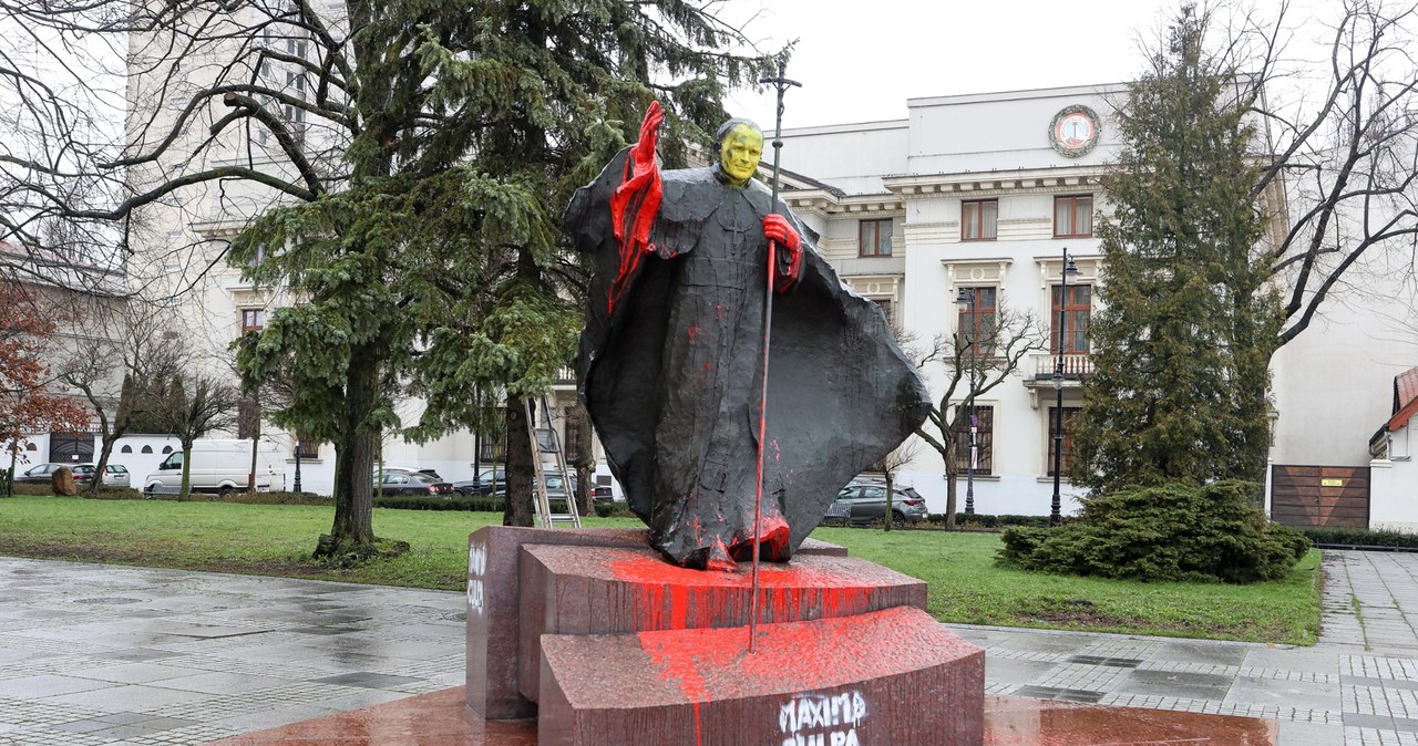 Oblał farbą pomnik Jana Pawła II. Usłyszał wyrok