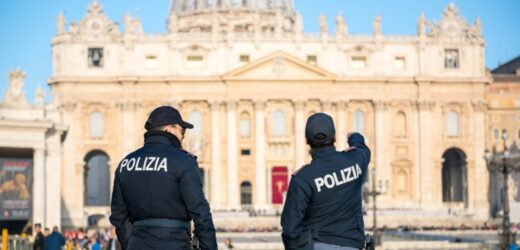 Niebezpieczne krzyżyki, różańce i wizerunki papieży skonfiskowane w Rzymie