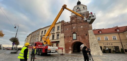 Zegary wracają na Bramę Krakowską i tym razem będą wskazywać właściwy czas