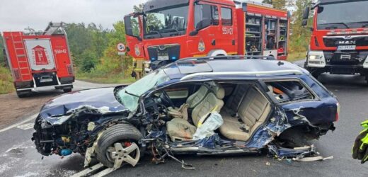 O włos od tragedii. Młody kierowca audi uderzył czołowo w ciężarówkę
