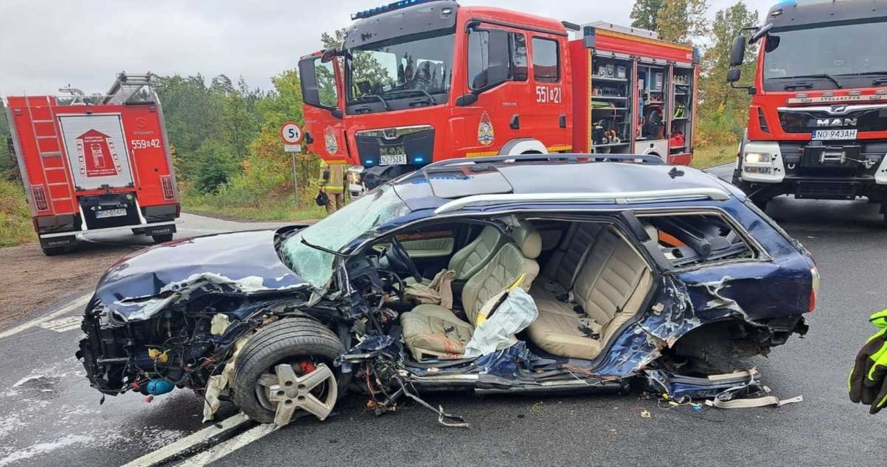 O włos od tragedii. Młody kierowca audi uderzył czołowo w ciężarówkę