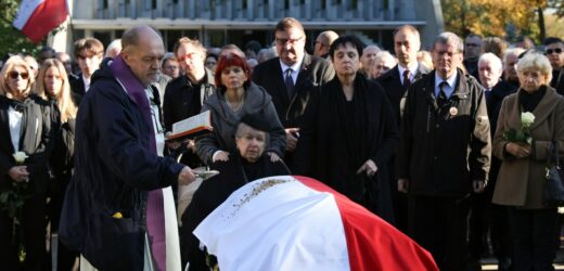 Ostatnie pożegnanie Leszka Moczulskiego. Opozycjonista spoczął na Powązkach