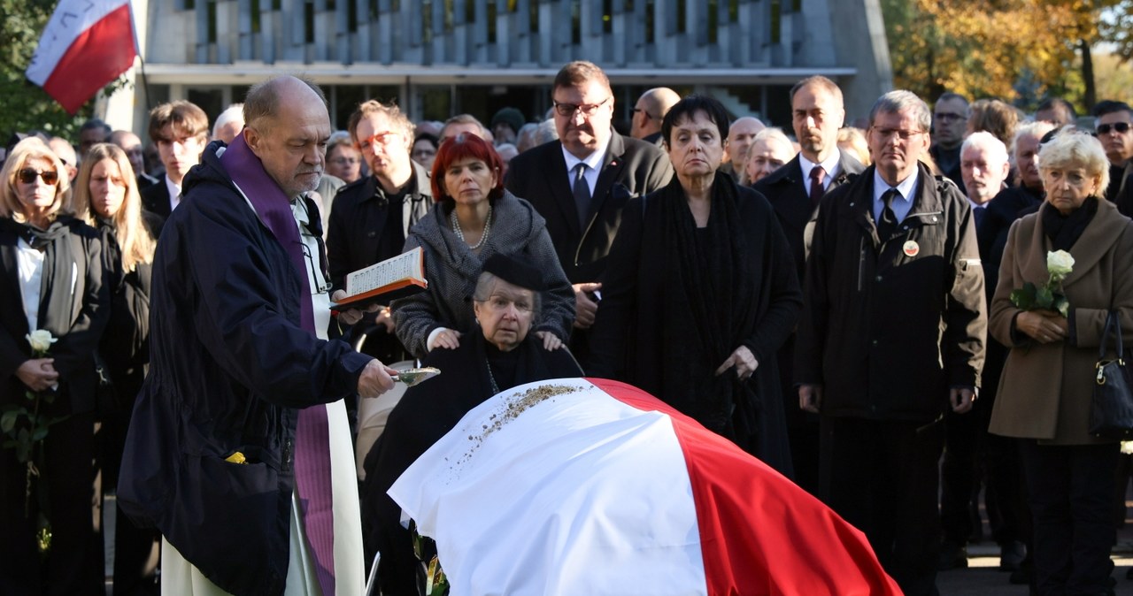 Ostatnie pożegnanie Leszka Moczulskiego. Opozycjonista spoczął na Powązkach