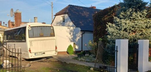 Dzieci błagały, by się zatrzymał. Kierowca autobusu celowo wjechał w budynek