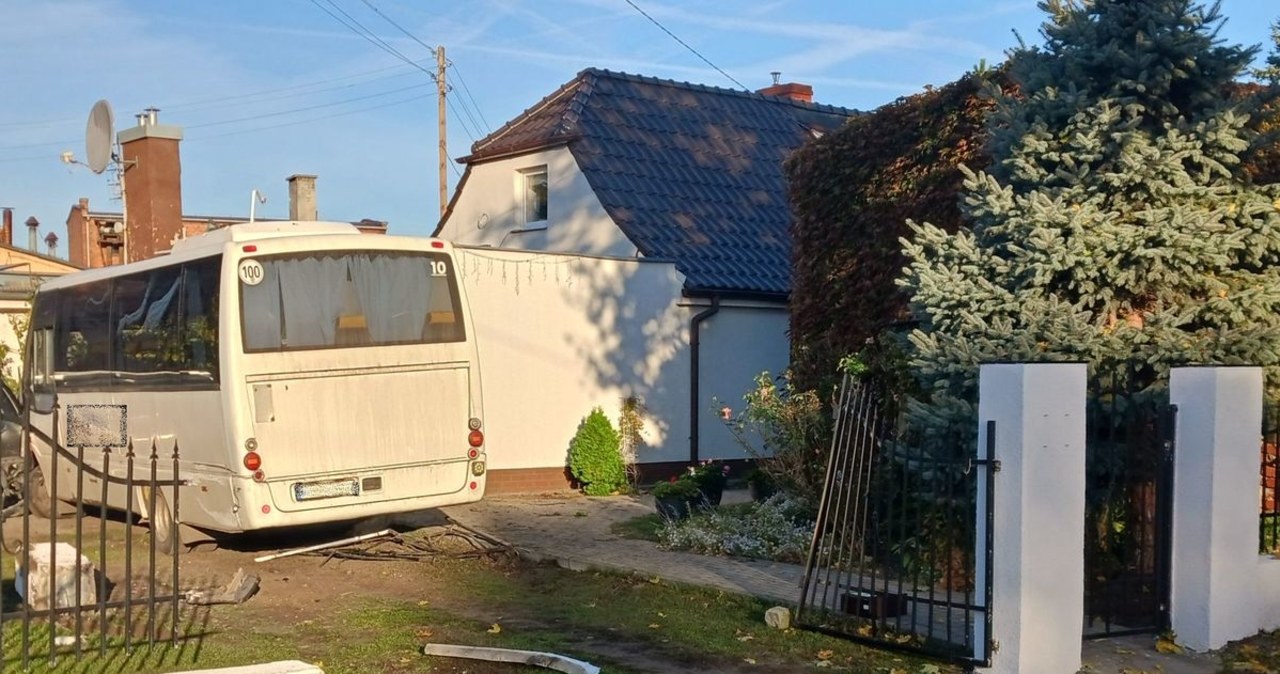 Dzieci błagały, by się zatrzymał. Kierowca autobusu celowo wjechał w budynek