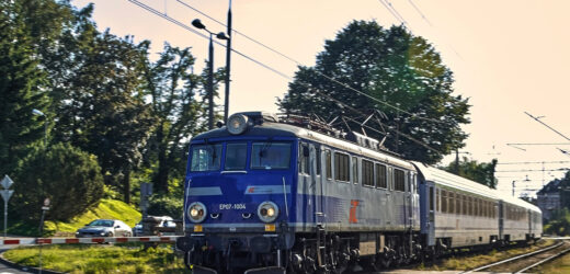 Spore utrudnienia w Łodzi: Zamknięcie przejazdu kolejowego na ul. Gajcego