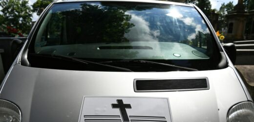 Karawan zgubił ciało zmarłej. Wypadło na jezdnię
