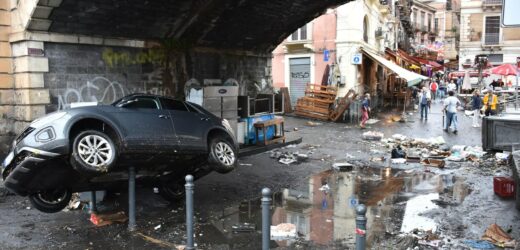 Zalane domy i ulice, ludzie koczujący na dachach. Koszmarne ulewy we Włoszech