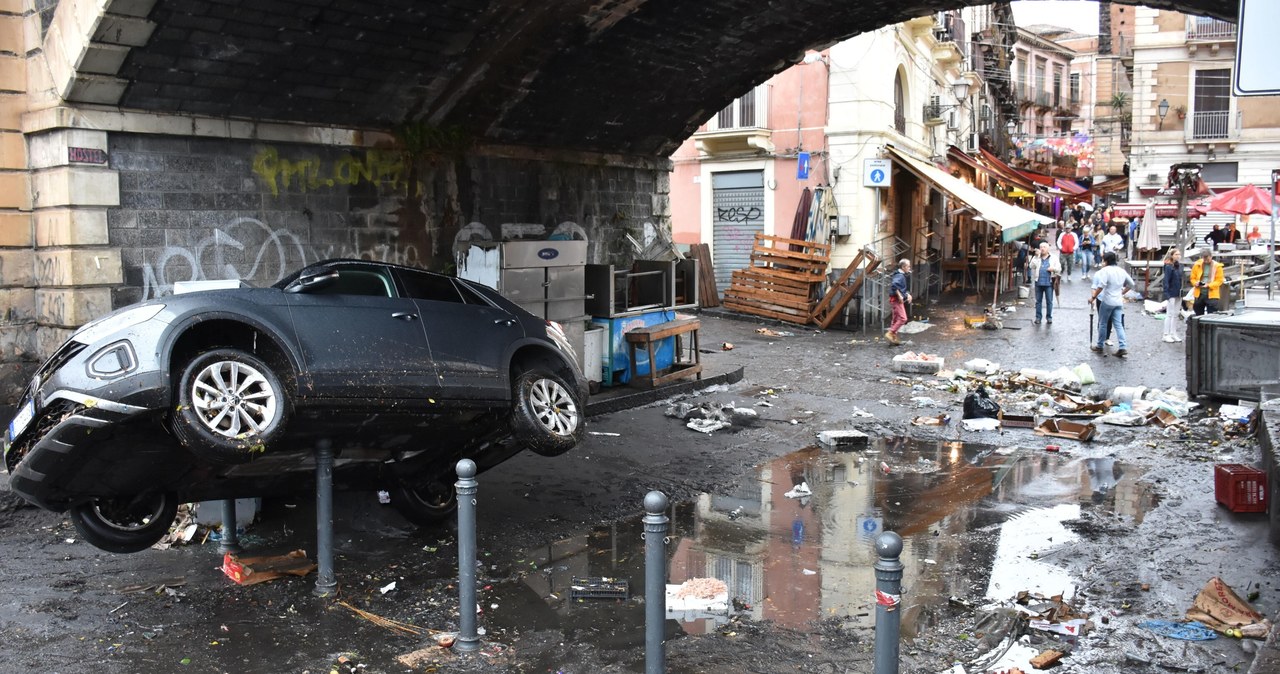 Zalane domy i ulice, ludzie koczujący na dachach. Koszmarne ulewy we Włoszech